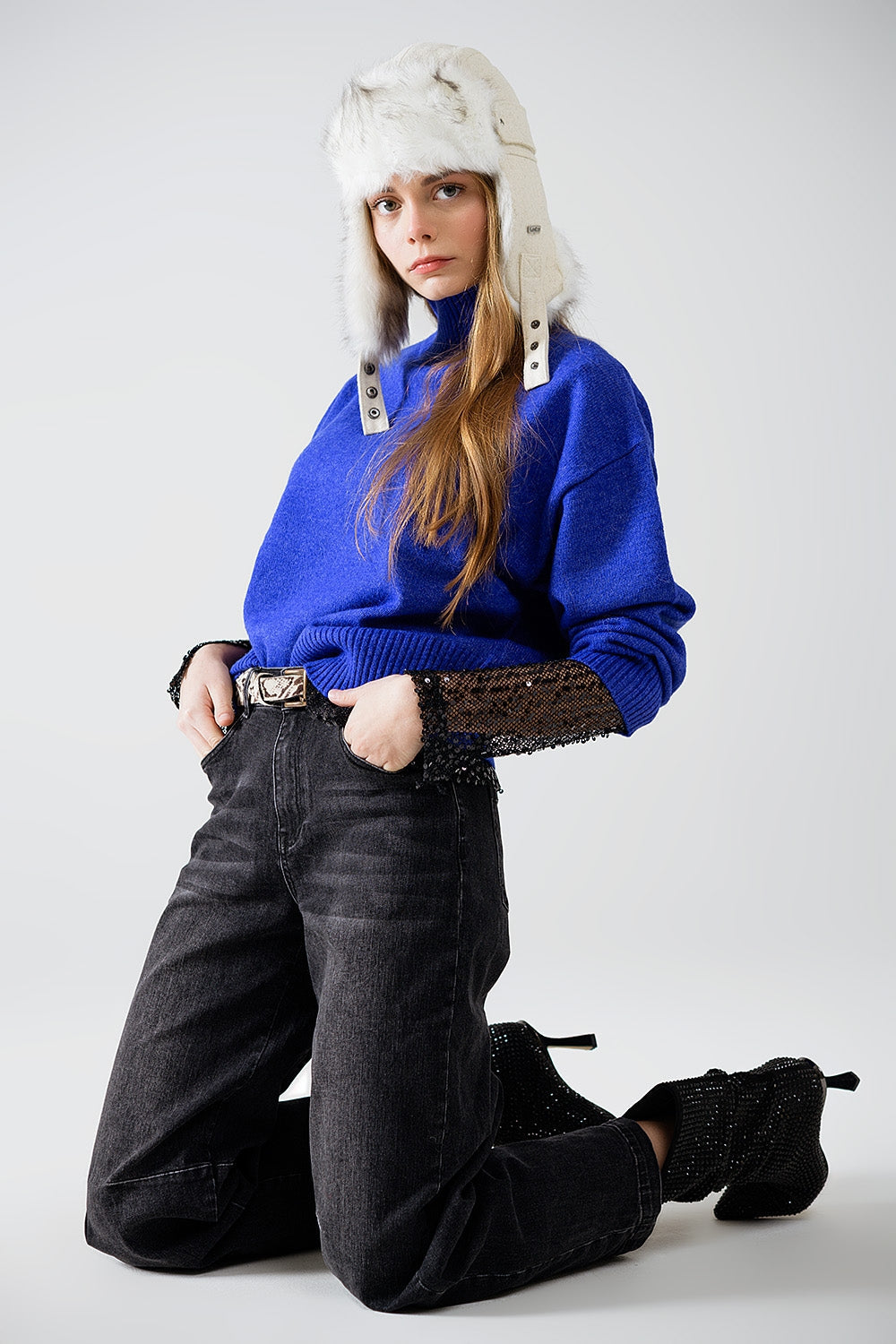 jersey de punto grueso en azul con cuello alto Q2
