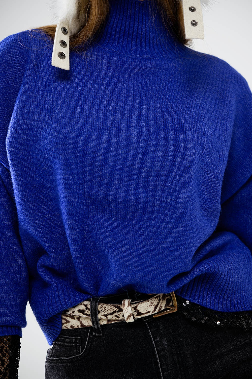 jersey de punto grueso en azul con cuello alto Q2