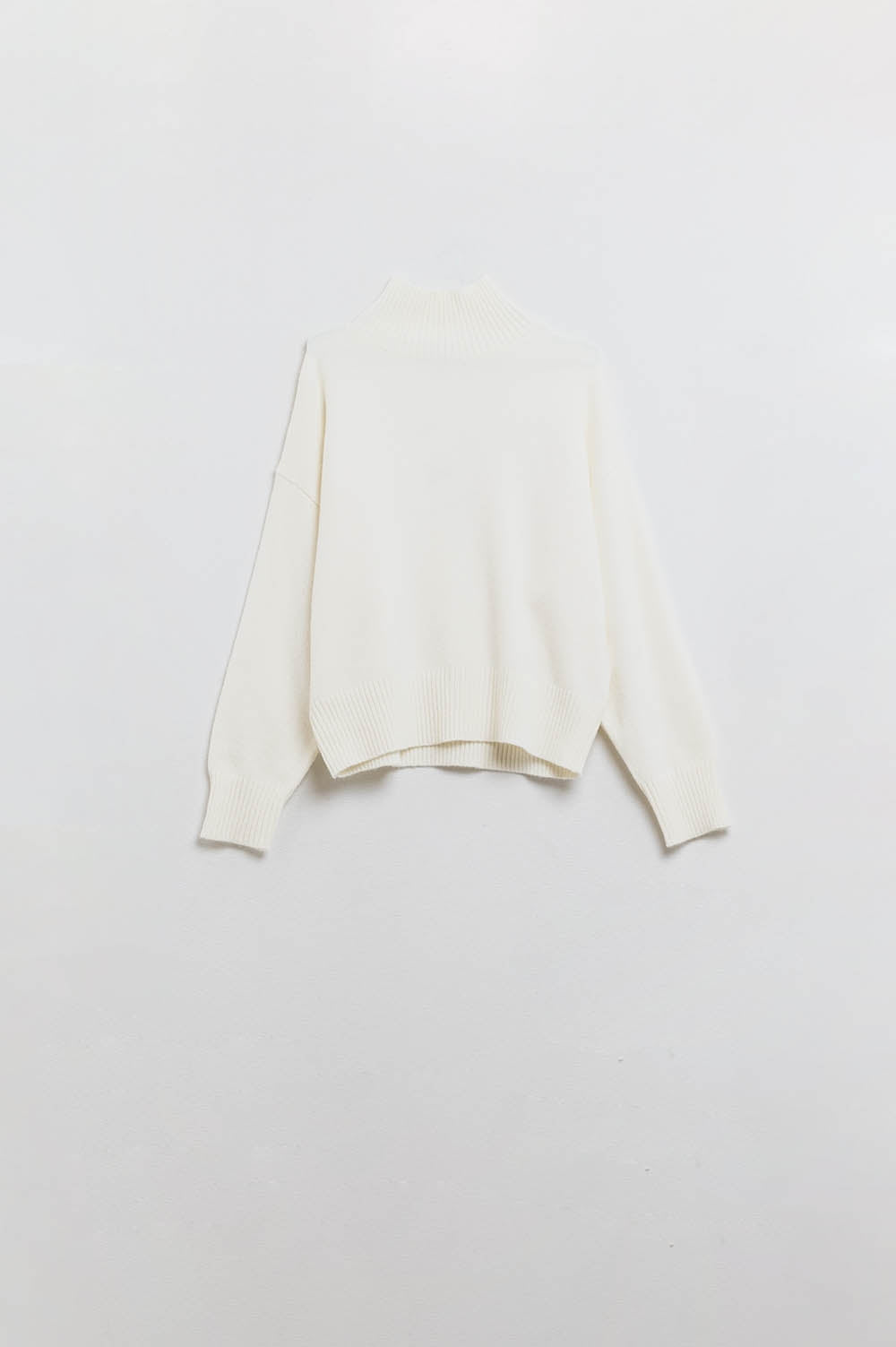 jersey de punto grueso en color crudo con cuello alto Q2