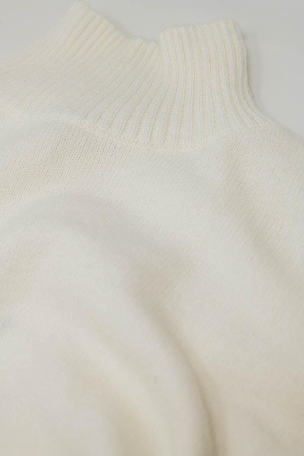 jersey de punto grueso en color crudo con cuello alto Q2
