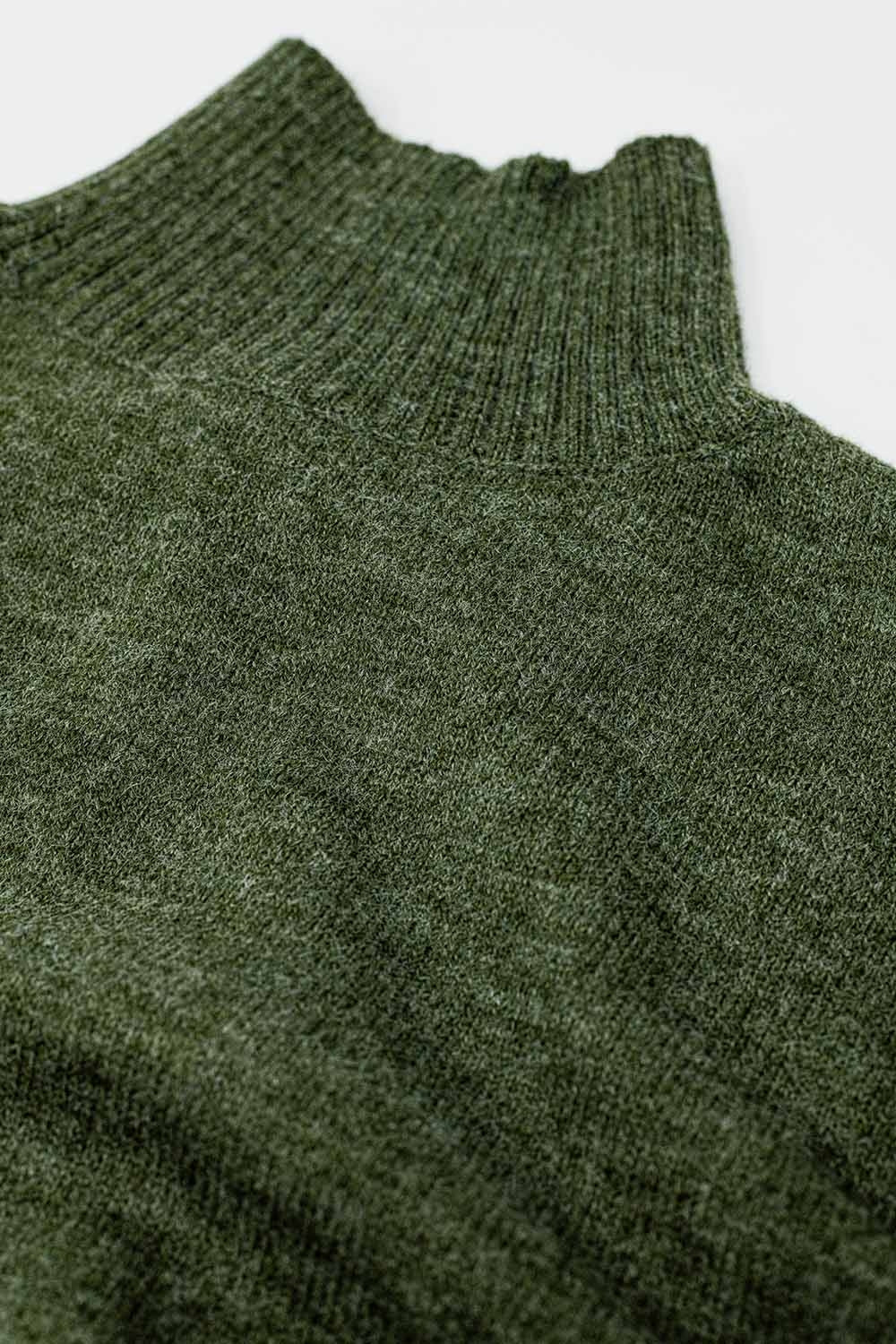 jersey de punto grueso en verde con cuello alto Q2