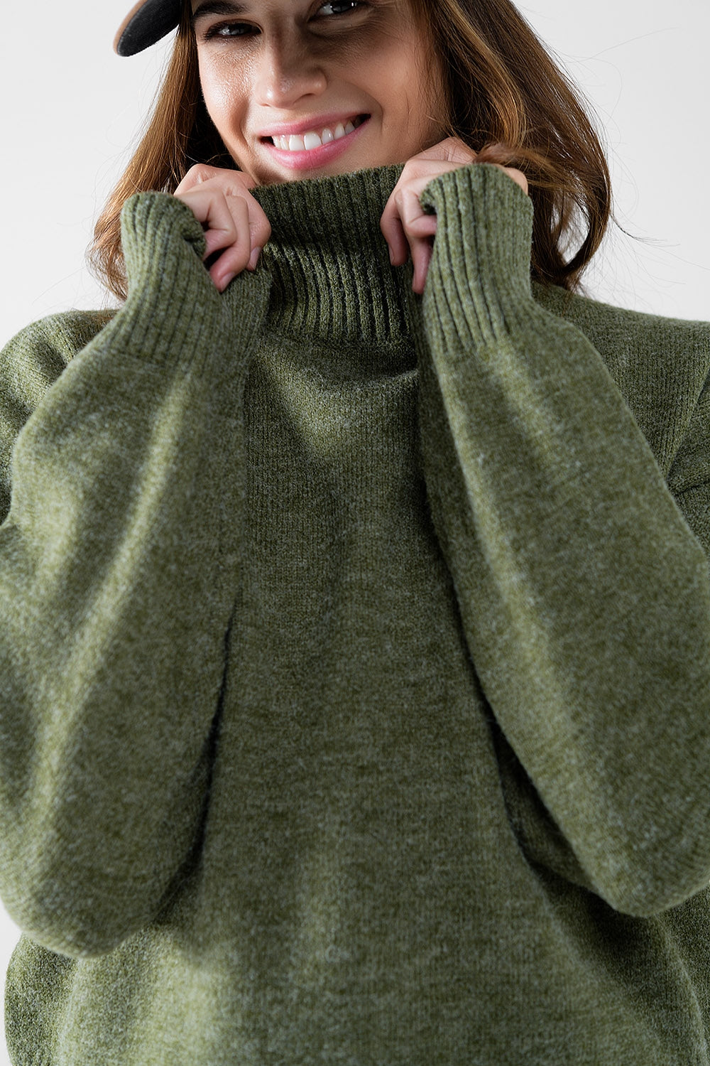 jersey de punto grueso en verde con cuello alto Q2