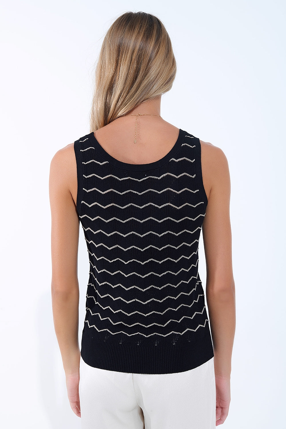 Jersey de punto negro con dibujo de zigzag dorado Q2