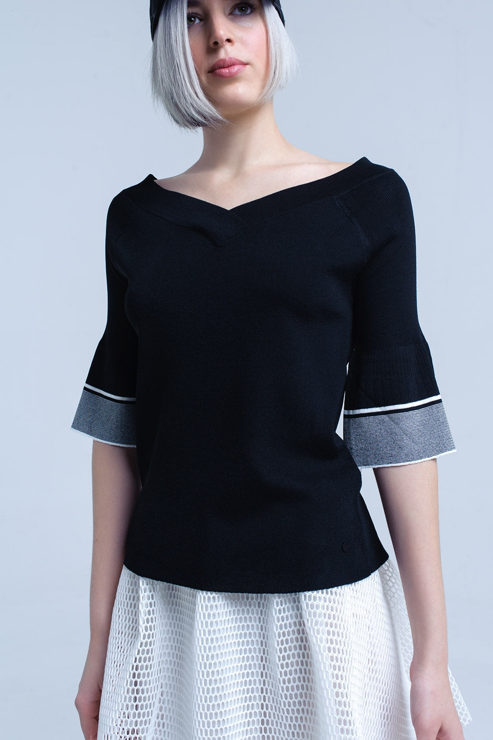 Jersey de punto negro con manga de campana Q2
