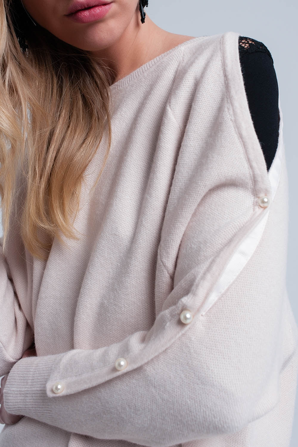 Jersey de punto pálido rosa con detalle de perla Q2