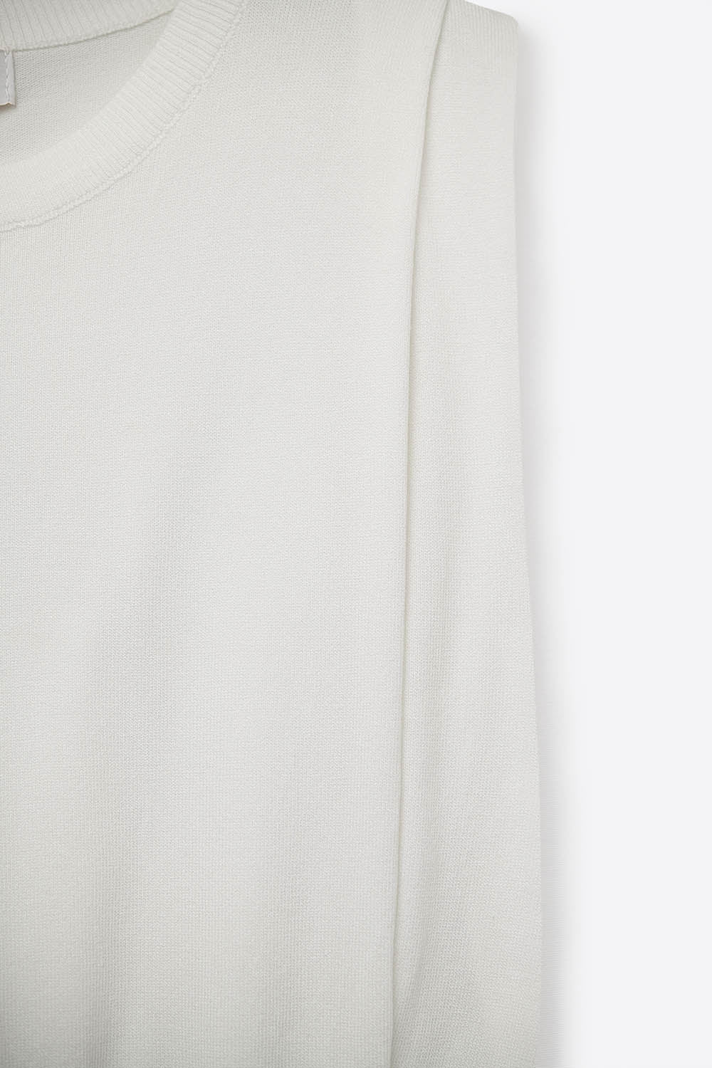 Jersey de punto sin mangas con drapeado en los hombros en blanco Q2