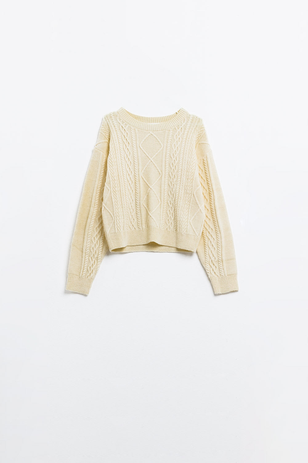 Jersey de punto suave color crema con diseño de cables Q2