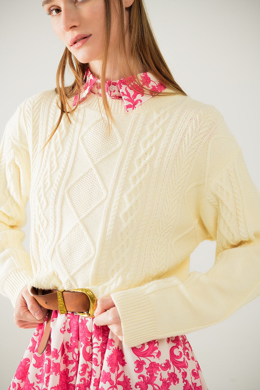 Jersey de punto suave color crema con diseño de cables Q2