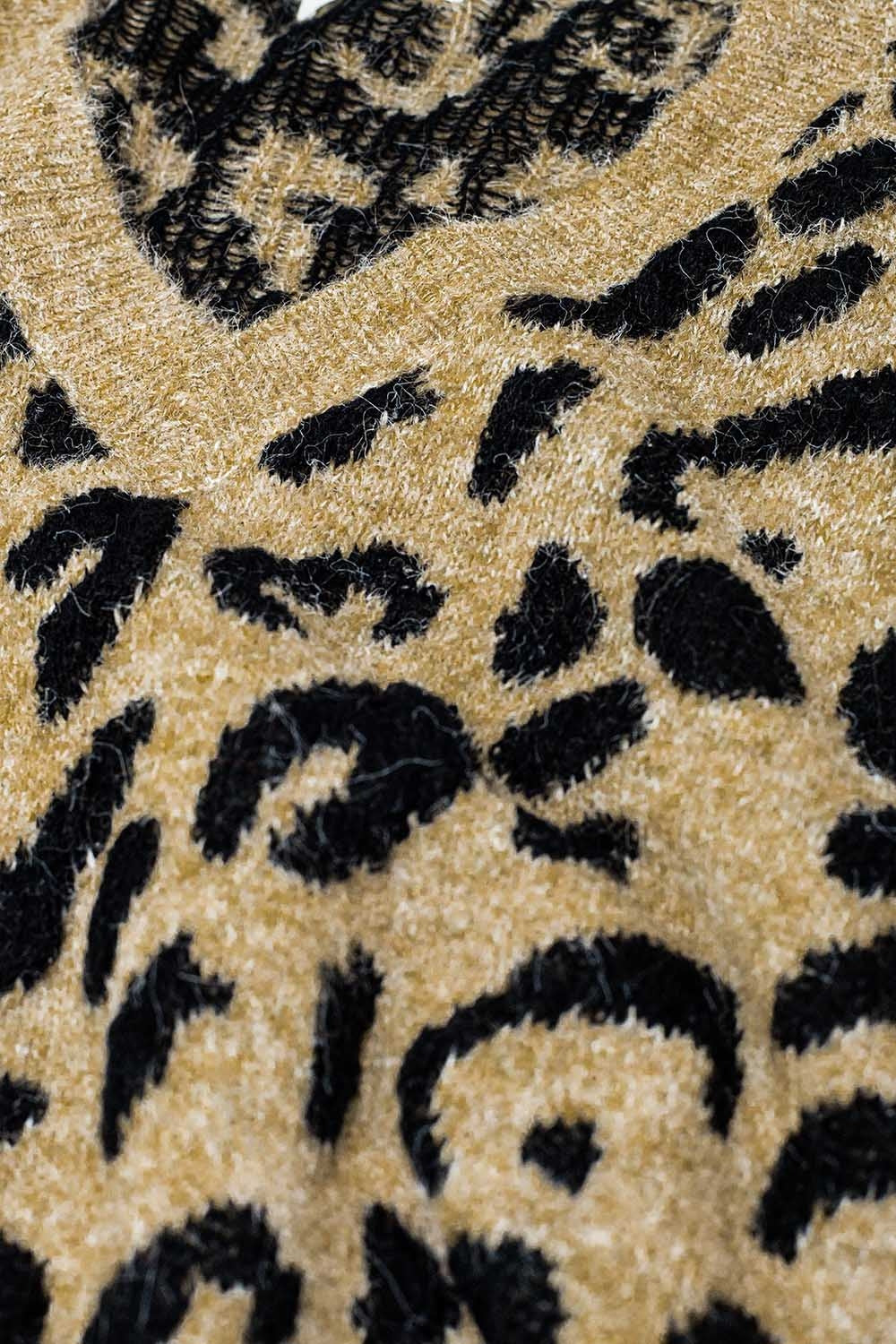 Jersey de punto suave con cuello de pico y estampado de leopardo Q2