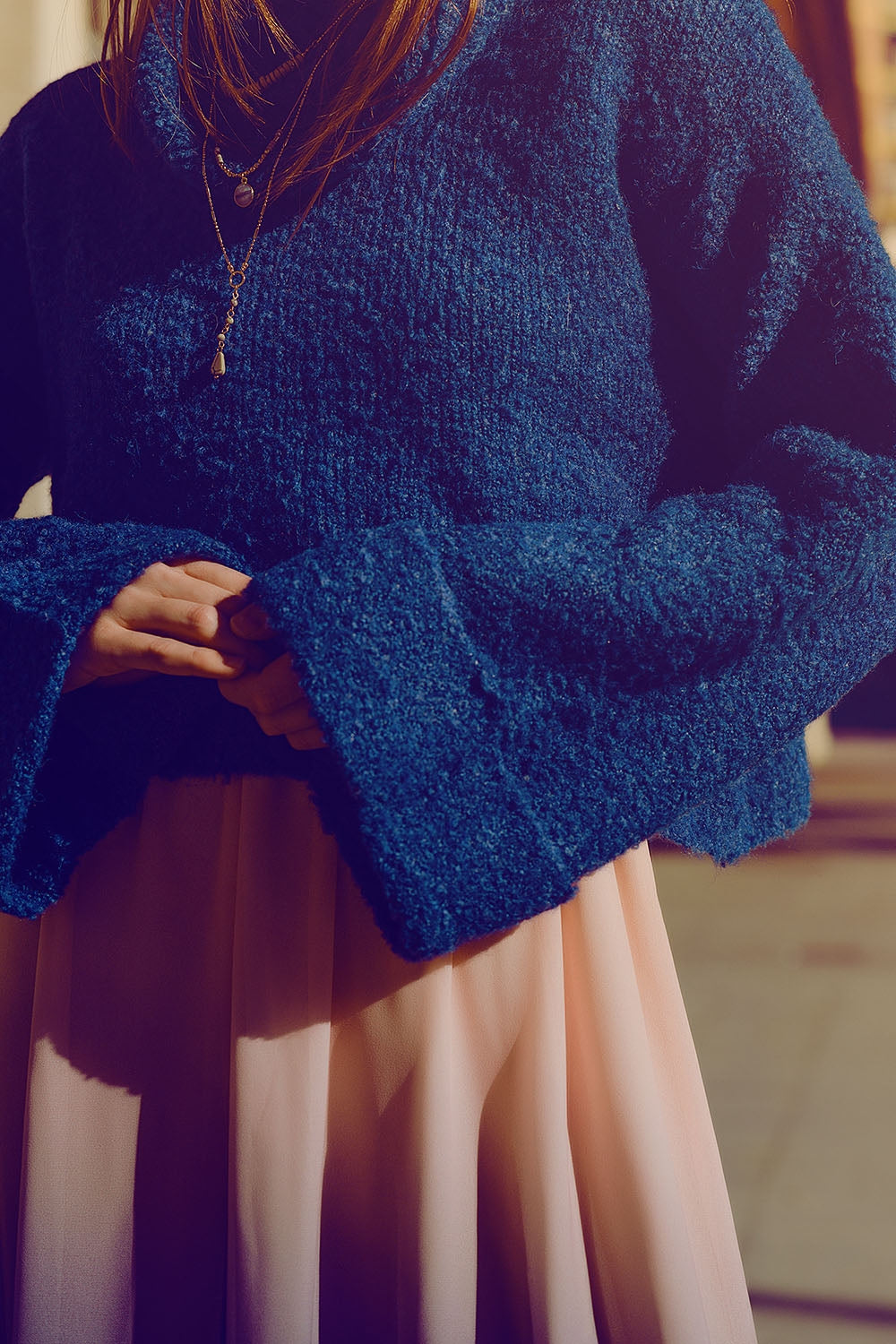 jersey de punto suave de cuello alto en color azul Q2