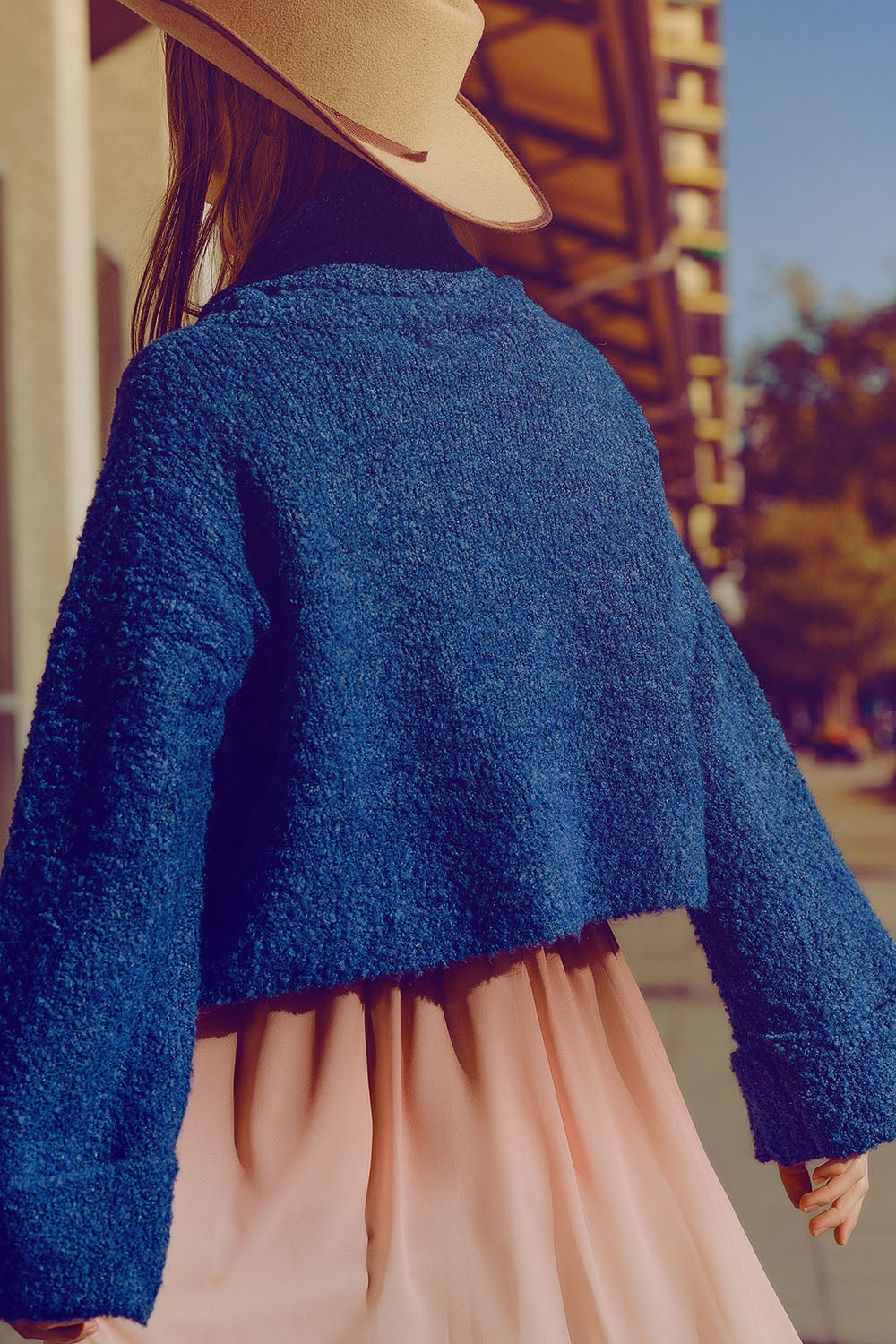 jersey de punto suave de cuello alto en color azul Q2