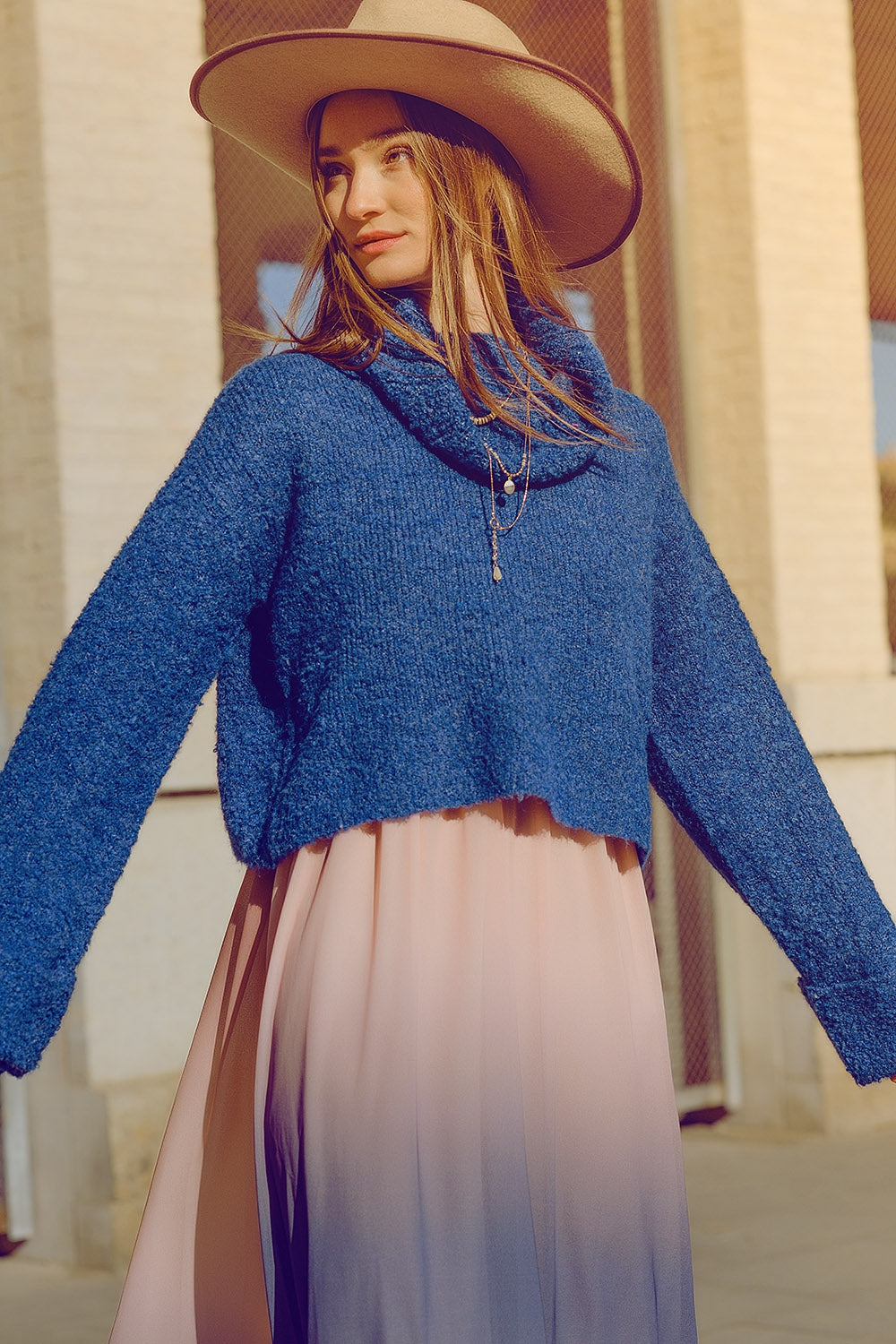 jersey de punto suave de cuello alto en color azul Q2