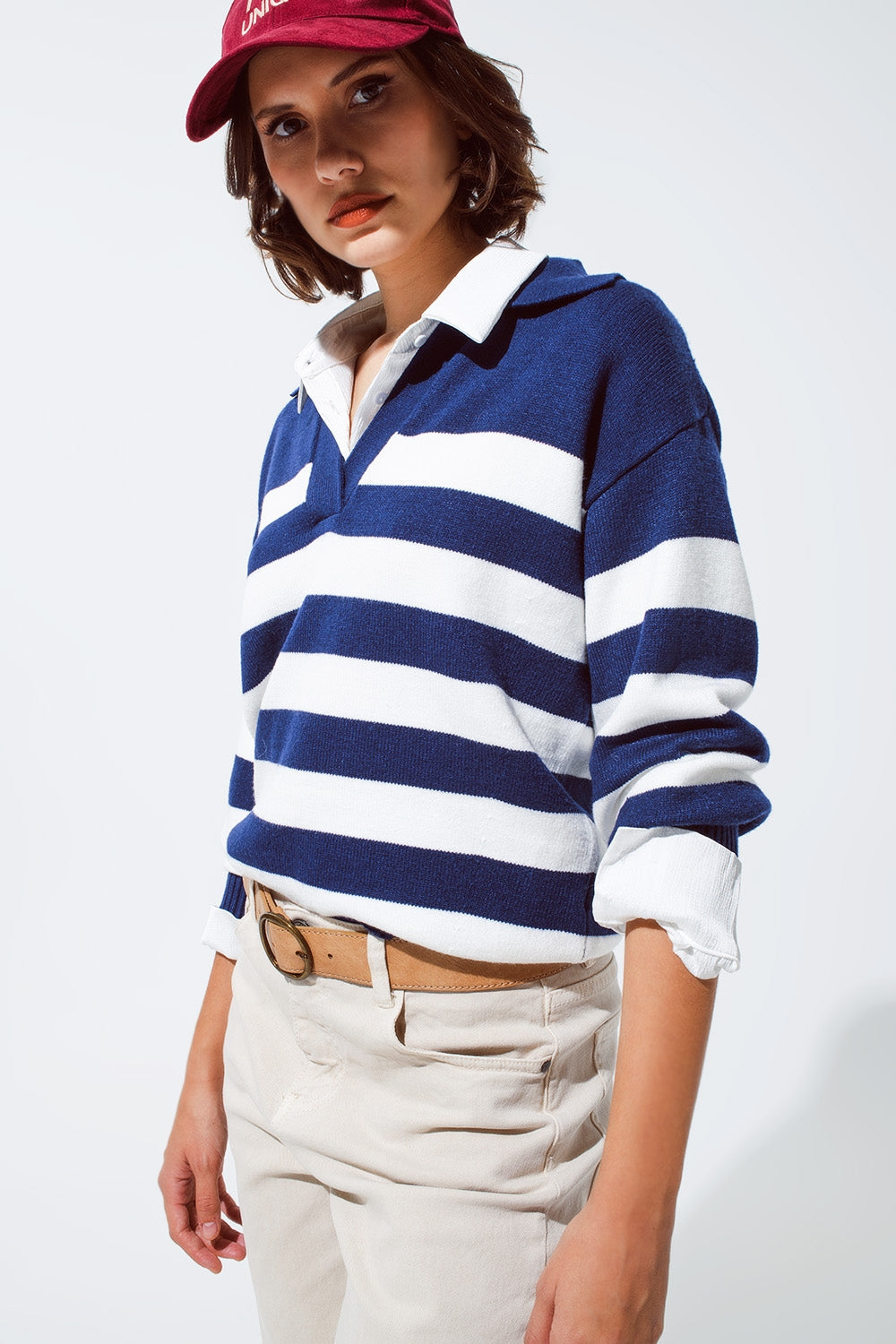 Jersey de rayas azules y blancas con cuello en V y cuello de polo Q2