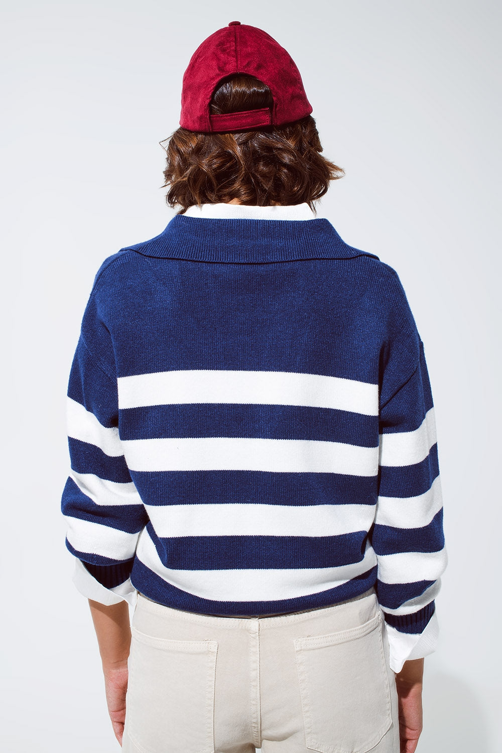 Jersey de rayas azules y blancas con cuello en V y cuello de polo Q2