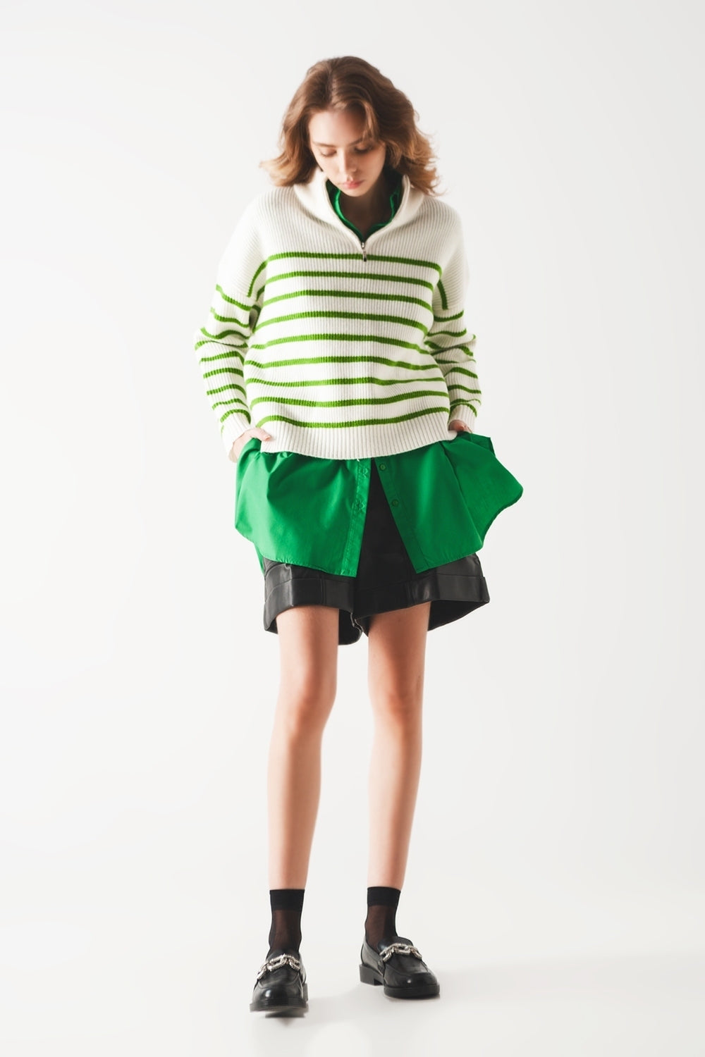 Jersey de rayas con cremallera y detalle en el cuello en verde Q2
