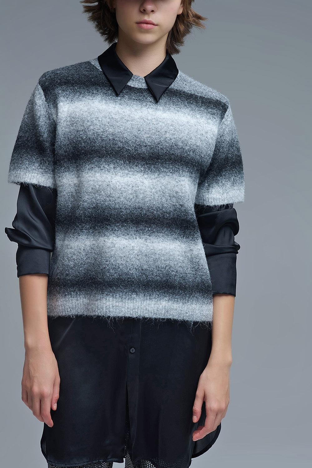 Jersey de rayas en degrade de manga corta en gris Q2