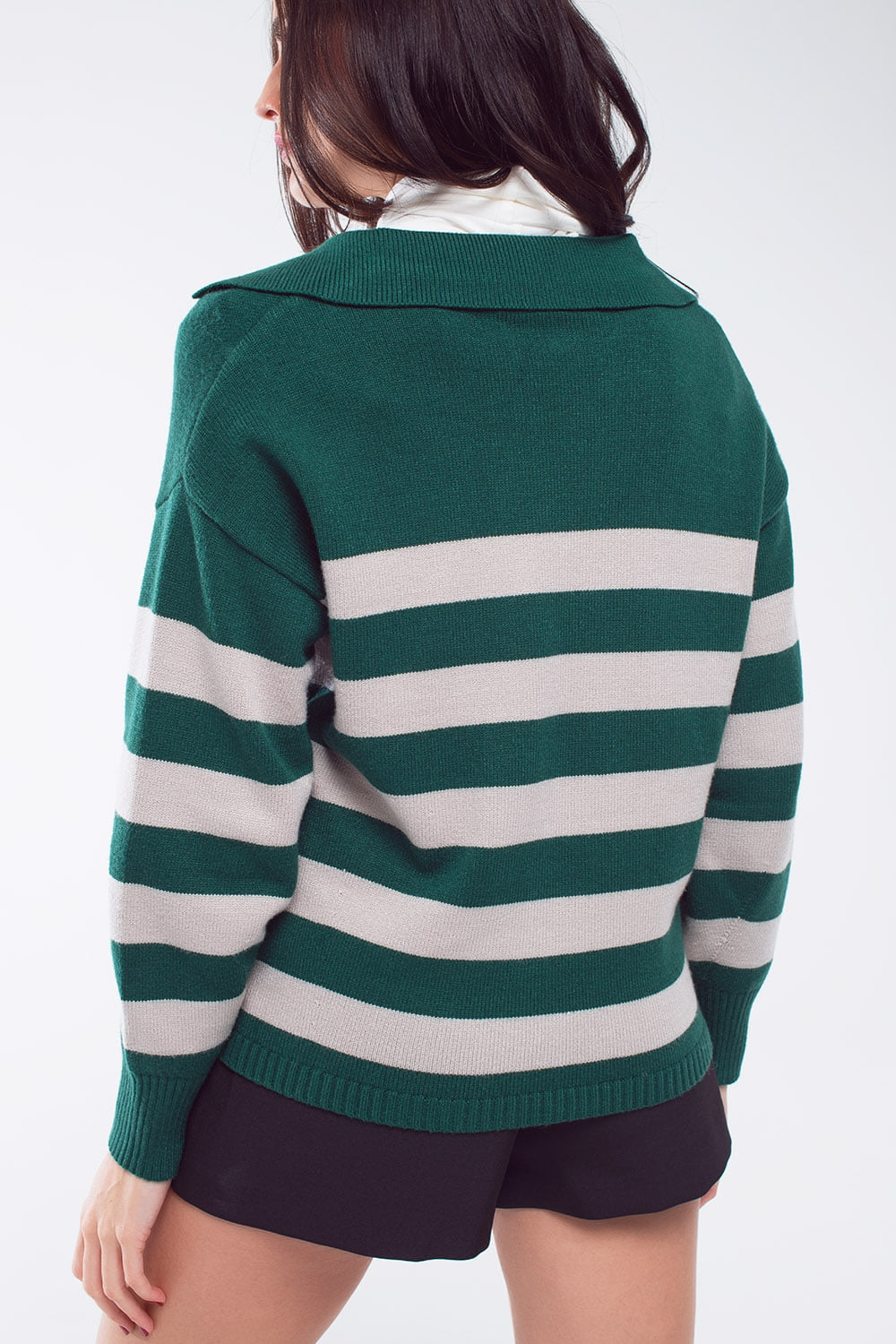 Jersey de rayas verdes y blancas con cuello en V y cuello de polo Q2