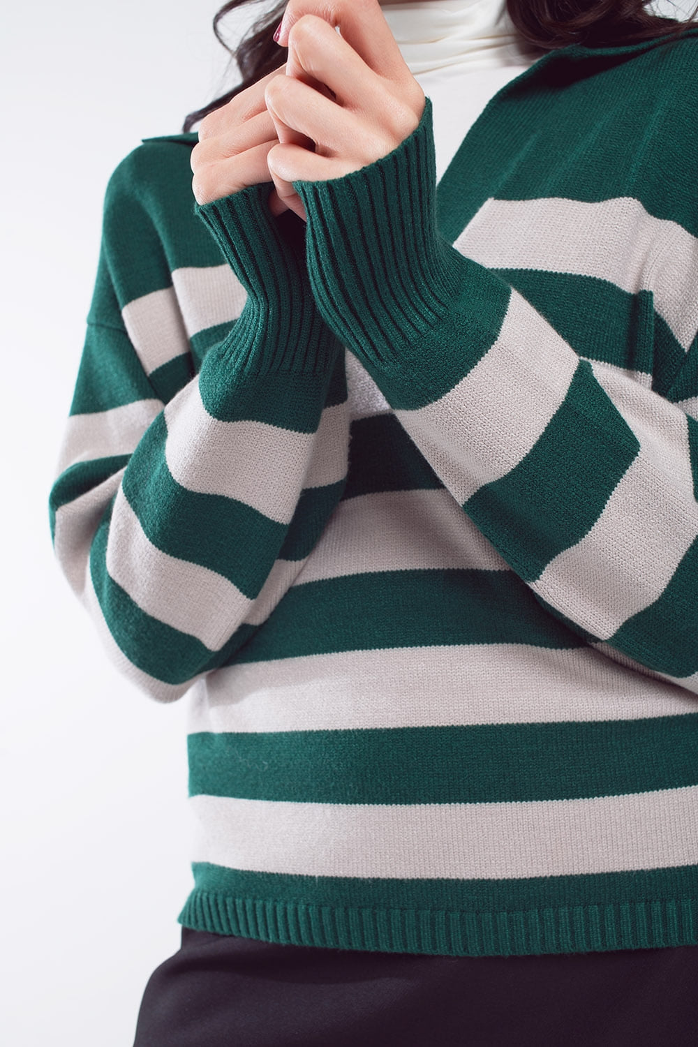 Jersey de rayas verdes y blancas con cuello en V y cuello de polo Q2