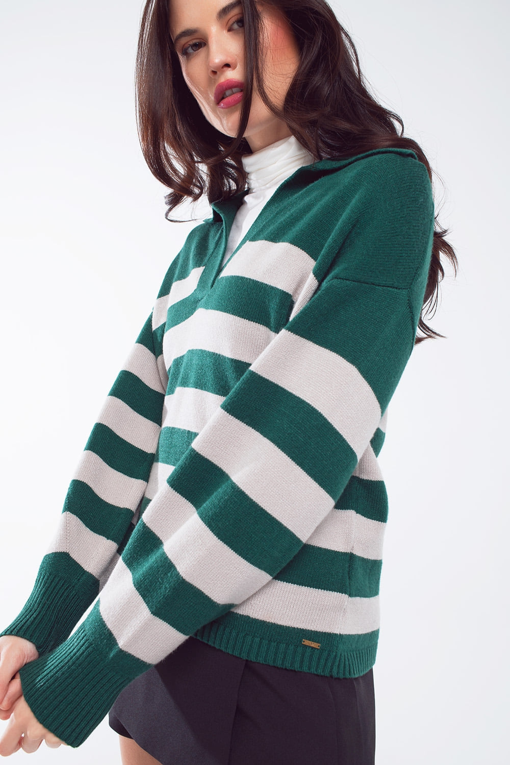 Jersey de rayas verdes y blancas con cuello en V y cuello de polo Q2