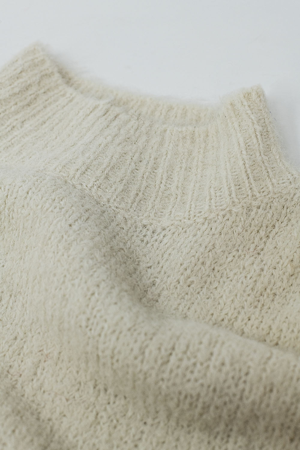 Jersey esponjoso beige con cuello alto y mangas globo Q2