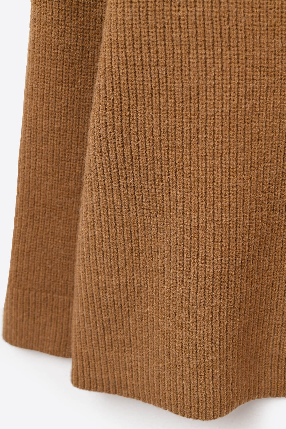 Jersey fino oversize con cuello en V en camel Q2