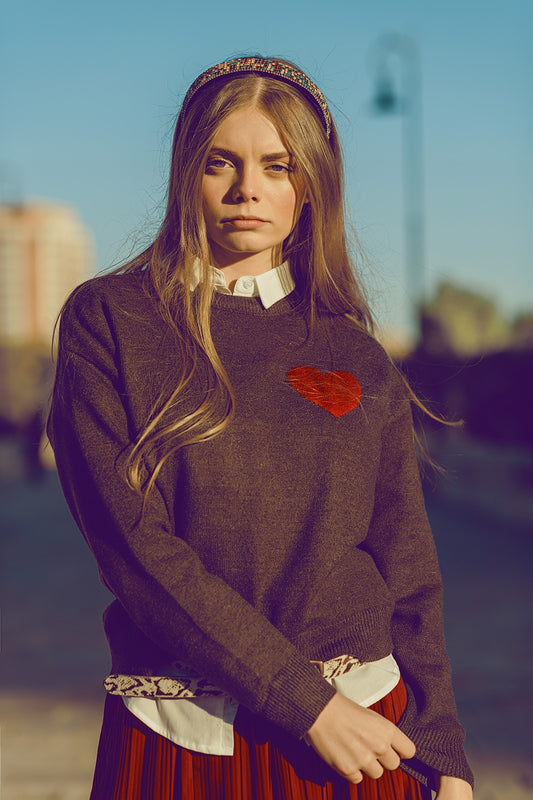 Q2 jersey gris carbón con detalle de corazón rojo