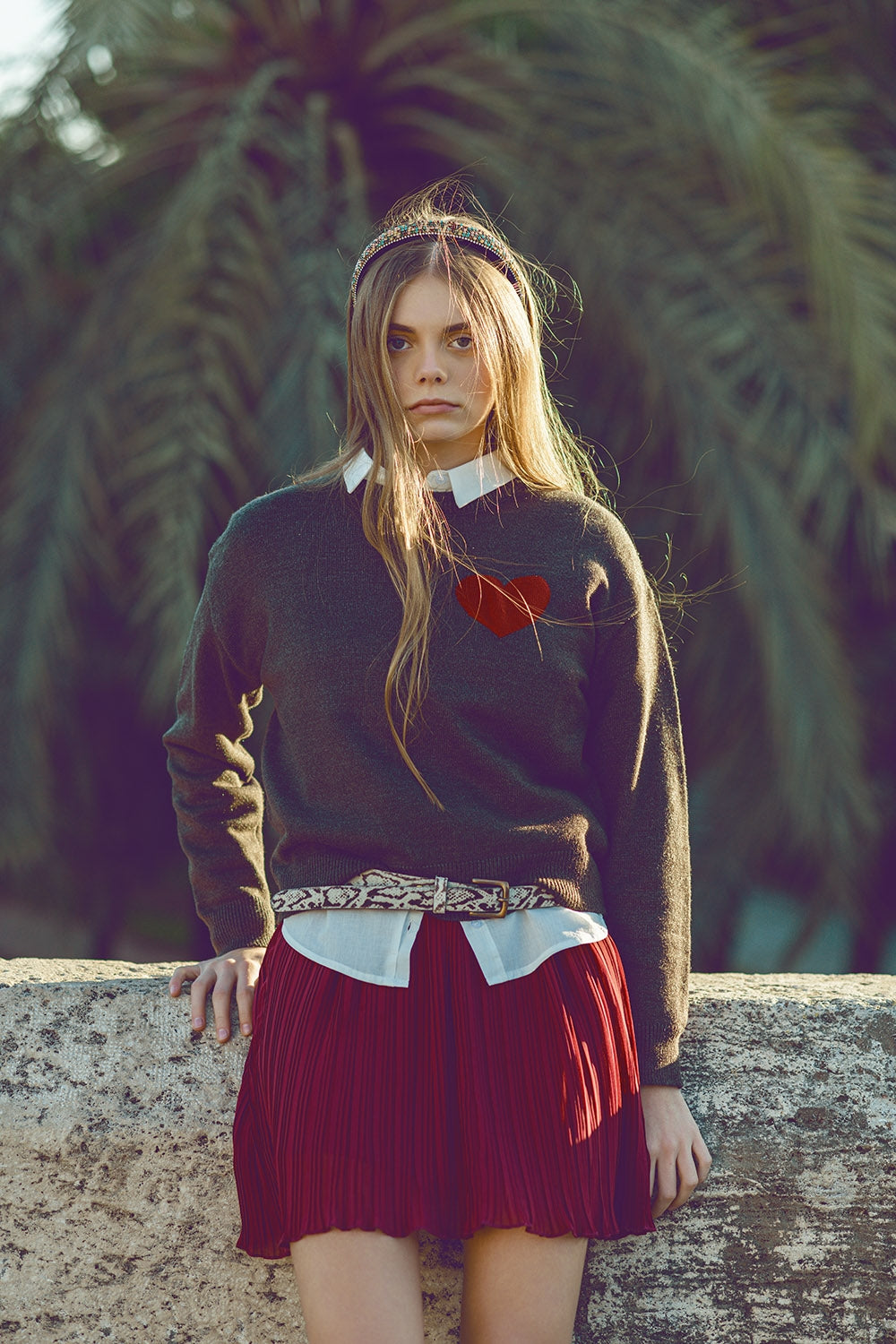 jersey gris carbón con detalle de corazón rojo Q2