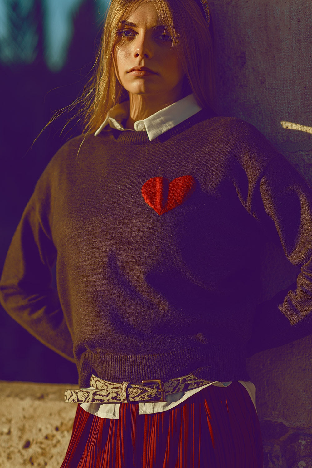 jersey gris carbón con detalle de corazón rojo Q2