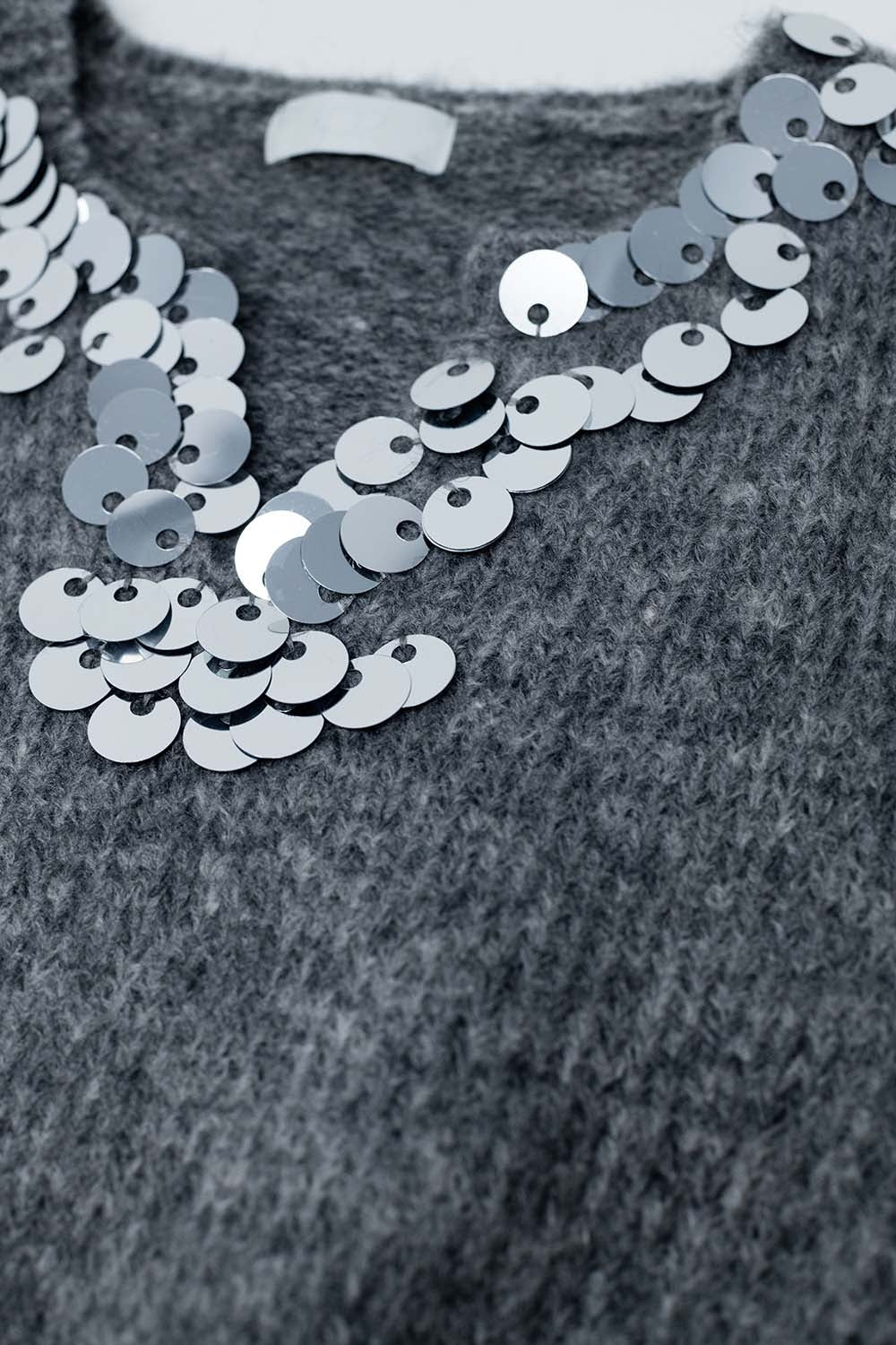 Jersey gris con cuello de pico y detalle de lentejuelas Q2
