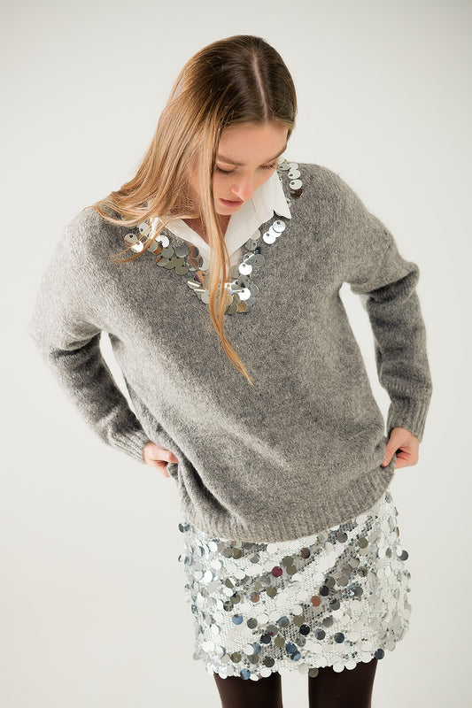 Q2 Jersey gris con cuello de pico y detalle de lentejuelas