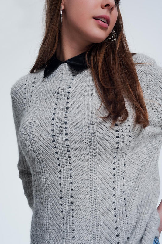 Q2 Jersey gris con detalles calados