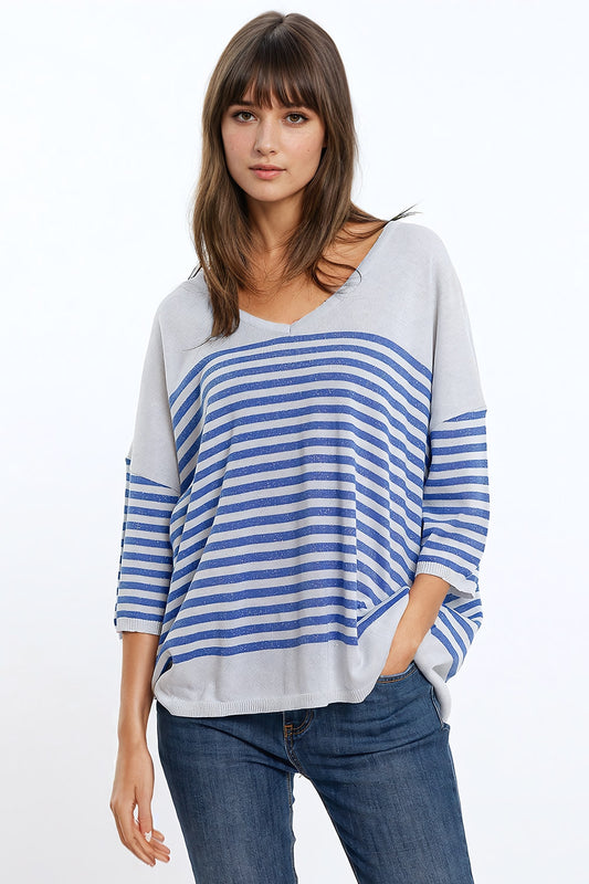 Q2 Jersey gris con rayas azules y cuello de pico