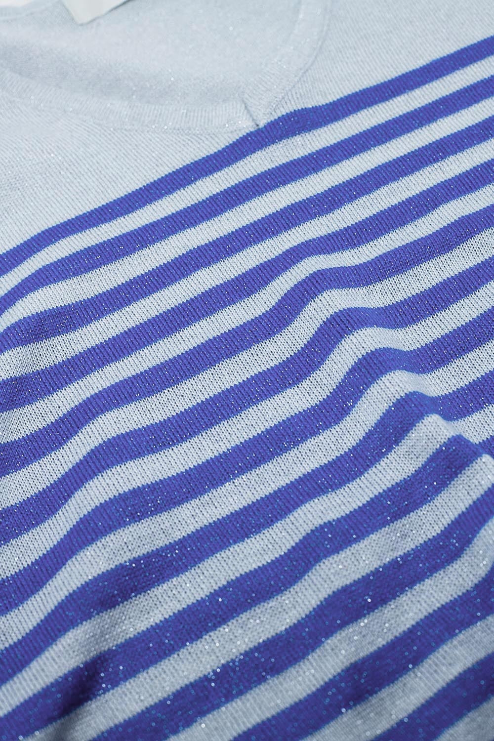 Jersey gris con rayas azules y cuello de pico Q2
