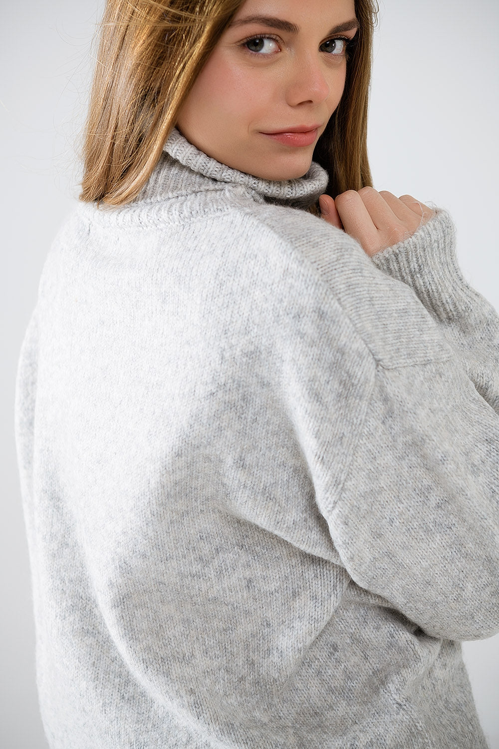 jersey gris de cuello alto y mangas caídas Q2