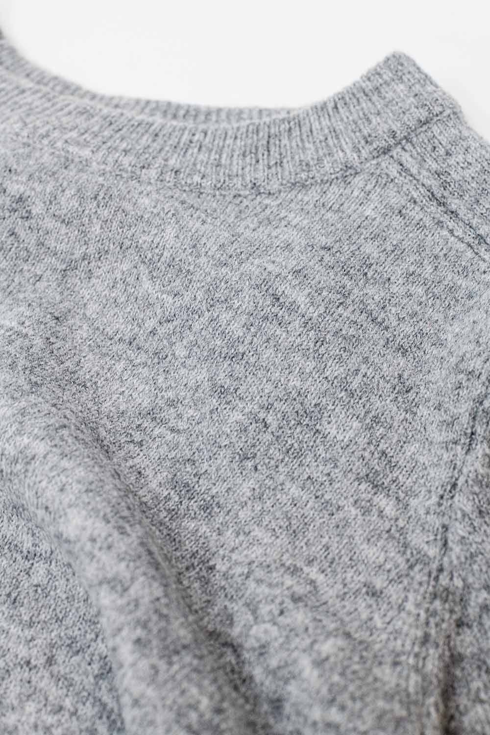 Jersey gris de cuello redondo con detalle de costura en la manga Q2