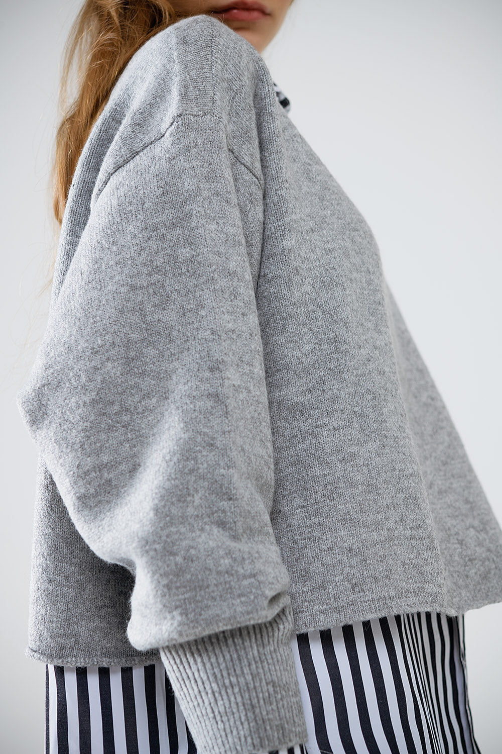 Jersey gris de punto suave con mangas globo Q2