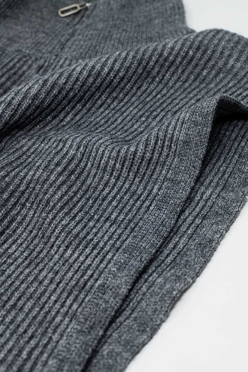 Jersey gris sin mangas de cuello alto con cierre de cremallera Q2