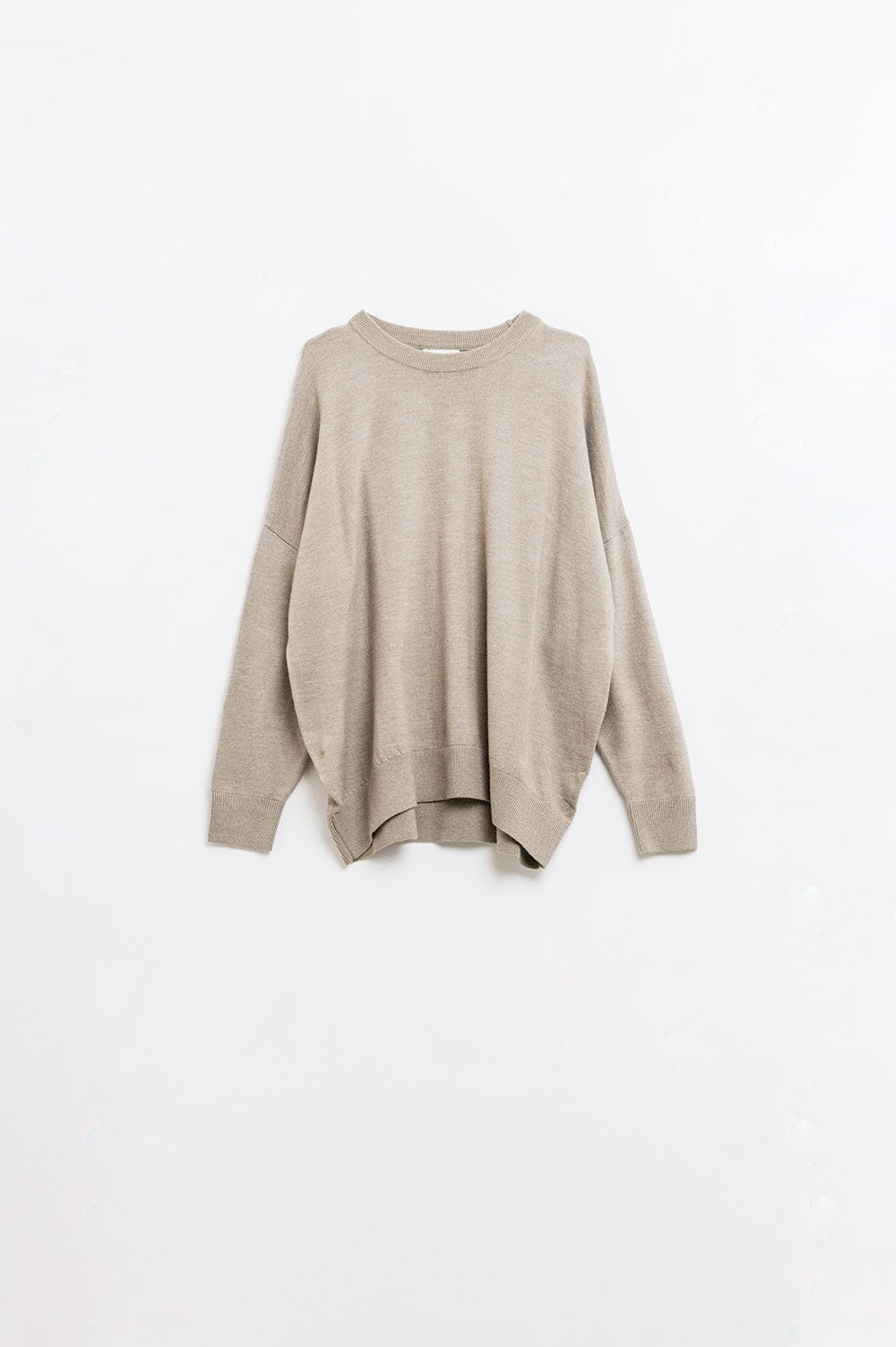 Q2 Jersey holgado de punto fino en color beige con cuello redondo