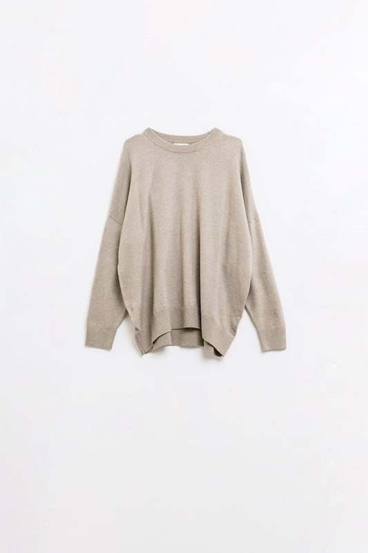 Q2 Jersey holgado de punto fino en color beige con cuello redondo