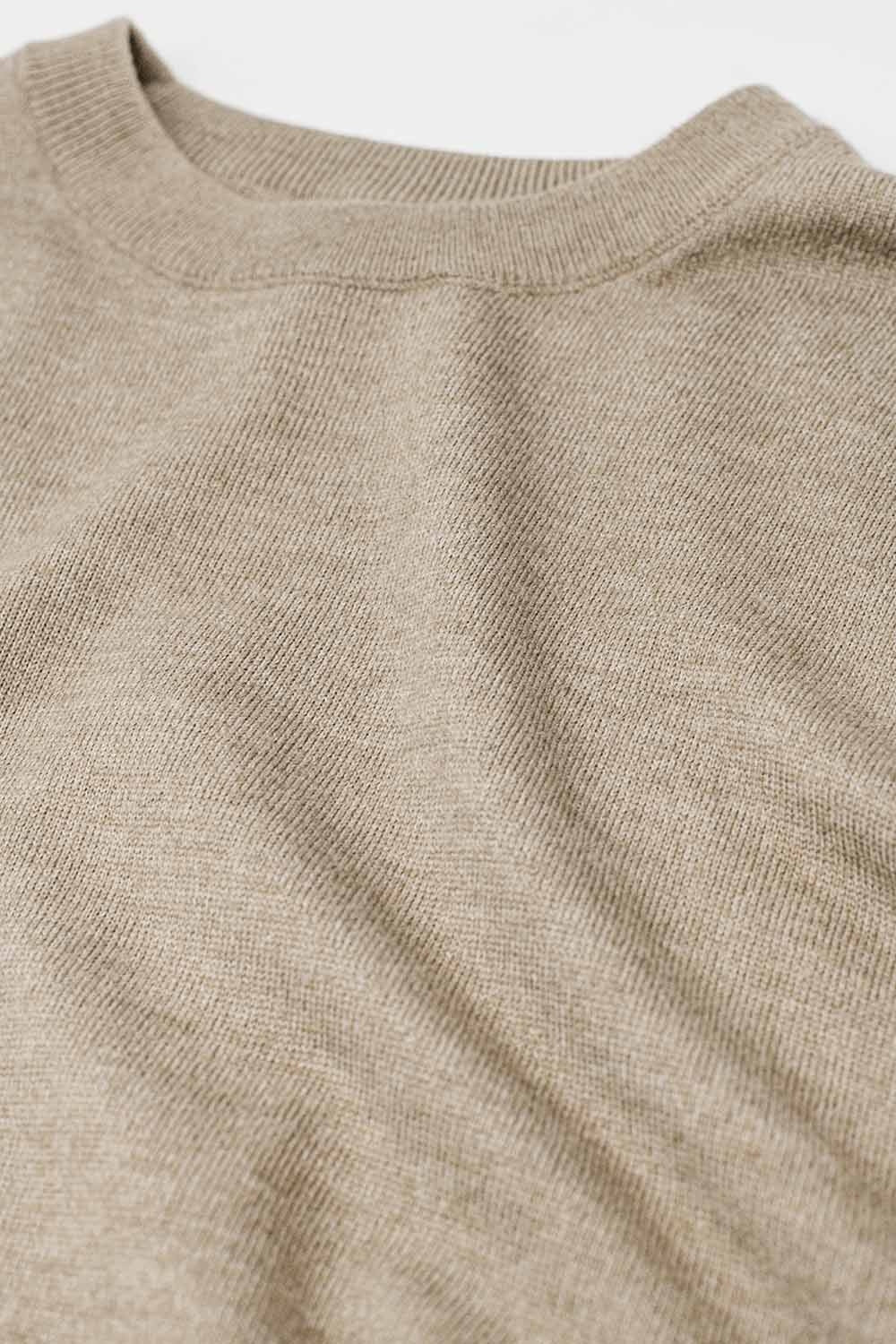 Jersey holgado de punto fino en color beige con cuello redondo Q2