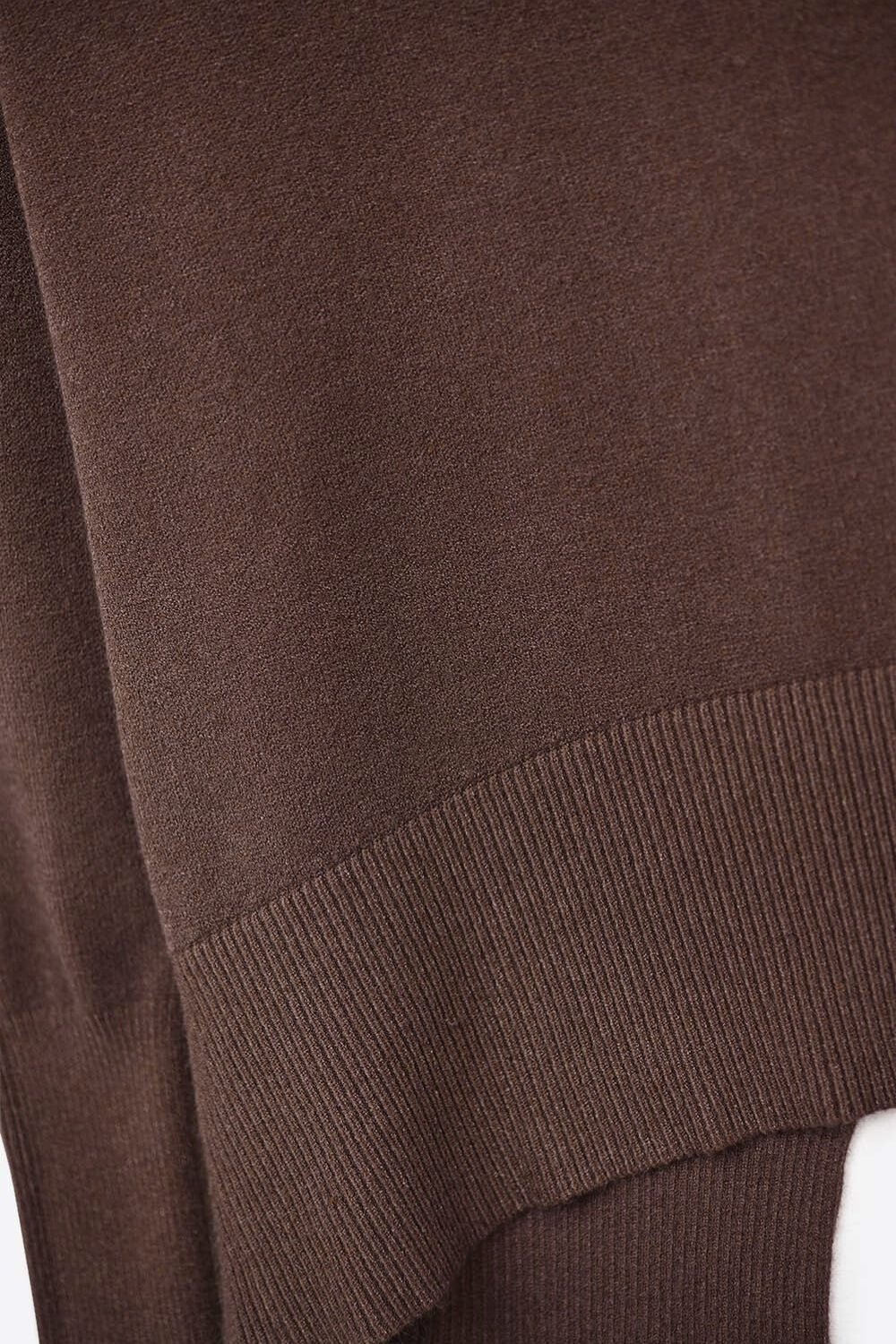 Jersey holgado marrón con detalle de espalda abierta Q2