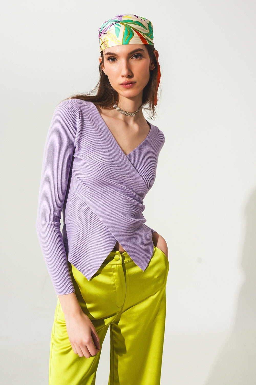 Q2 Jersey morado de canalé con cuello de pico