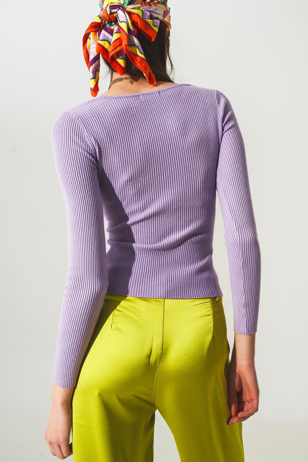 Jersey morado de canalé con cuello de pico Q2