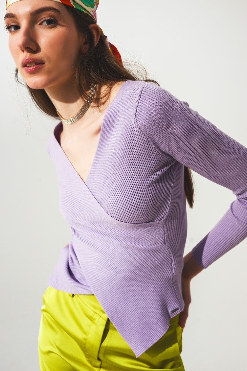 Jersey morado de canalé con cuello de pico Q2