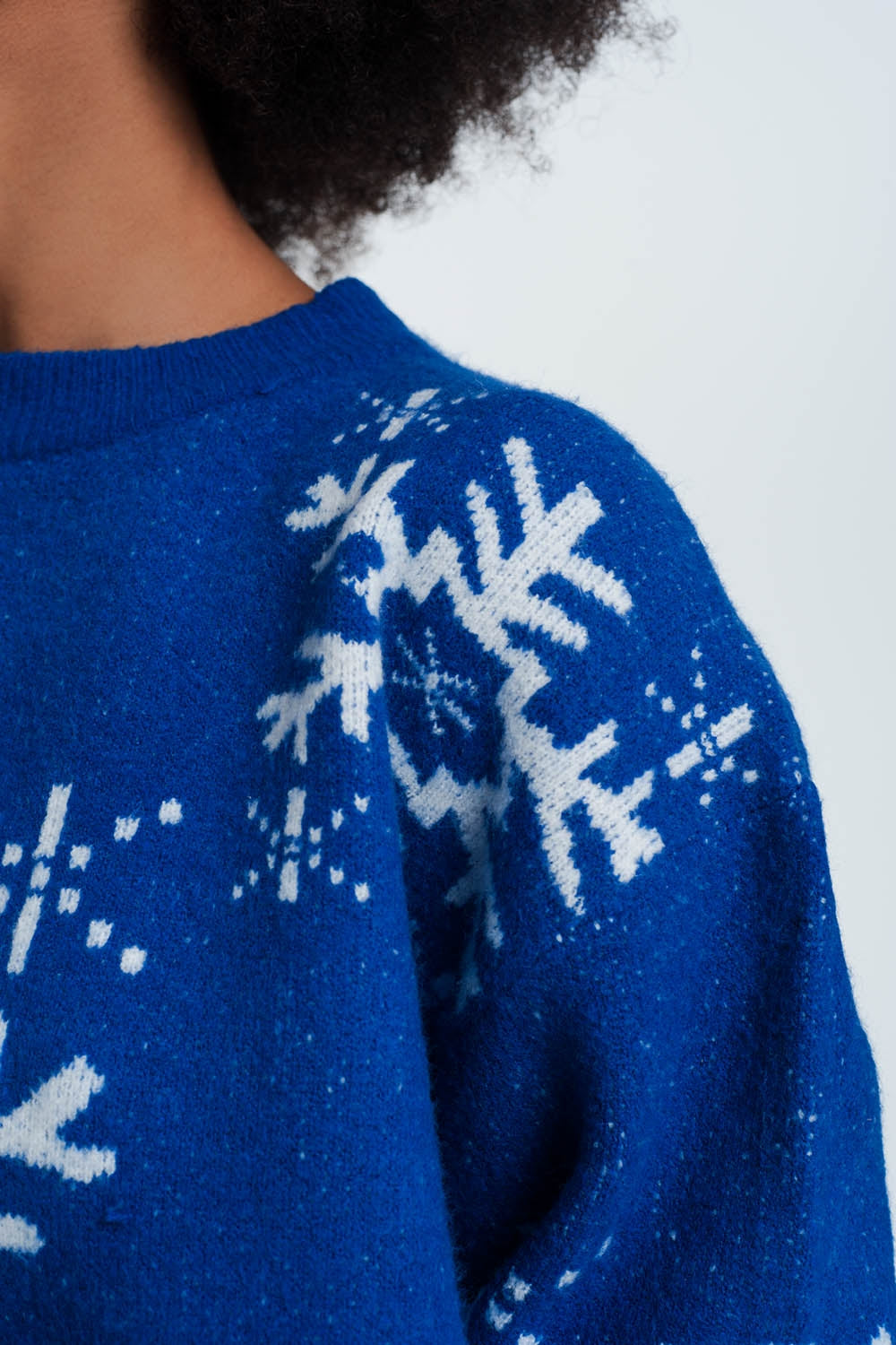 Jersey navideño con diseño de copos de nieve en color azul Q2