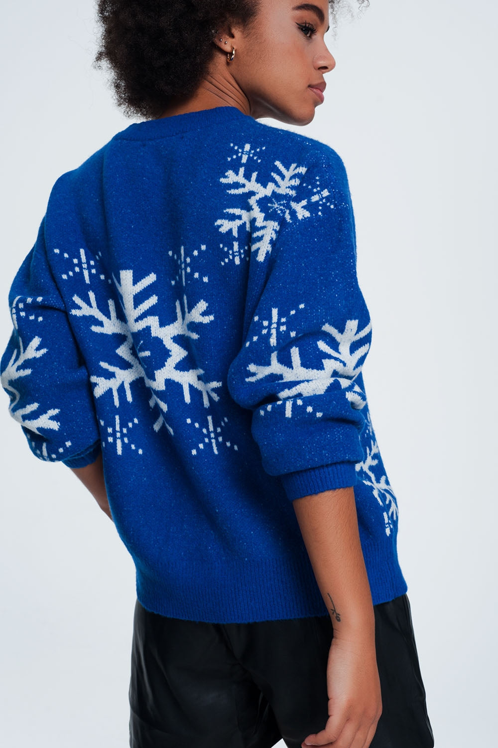 Jersey navideño con diseño de copos de nieve en color azul Q2