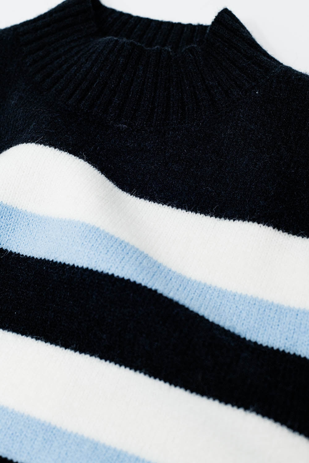 Jersey negro con rayas azules y blancas y cuello alto Q2
