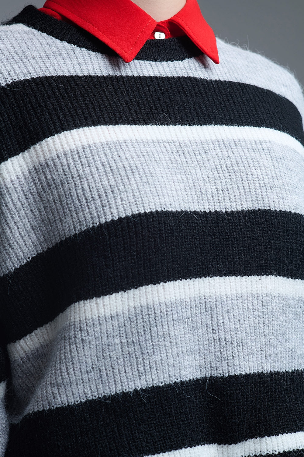 Jersey negro con rayas blancas y grises Q2