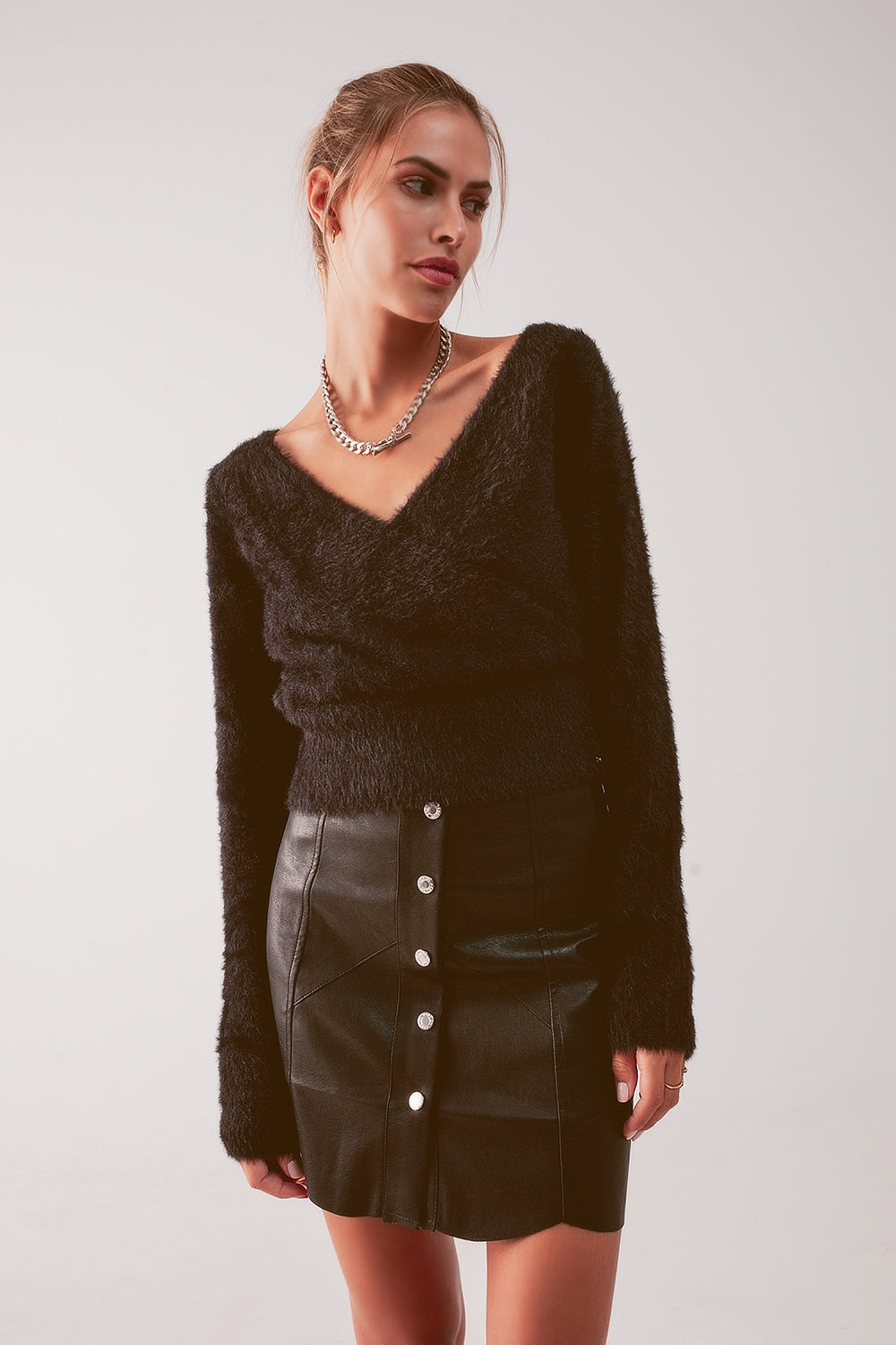 Jersey negro cuello pico de punto mullido Q2