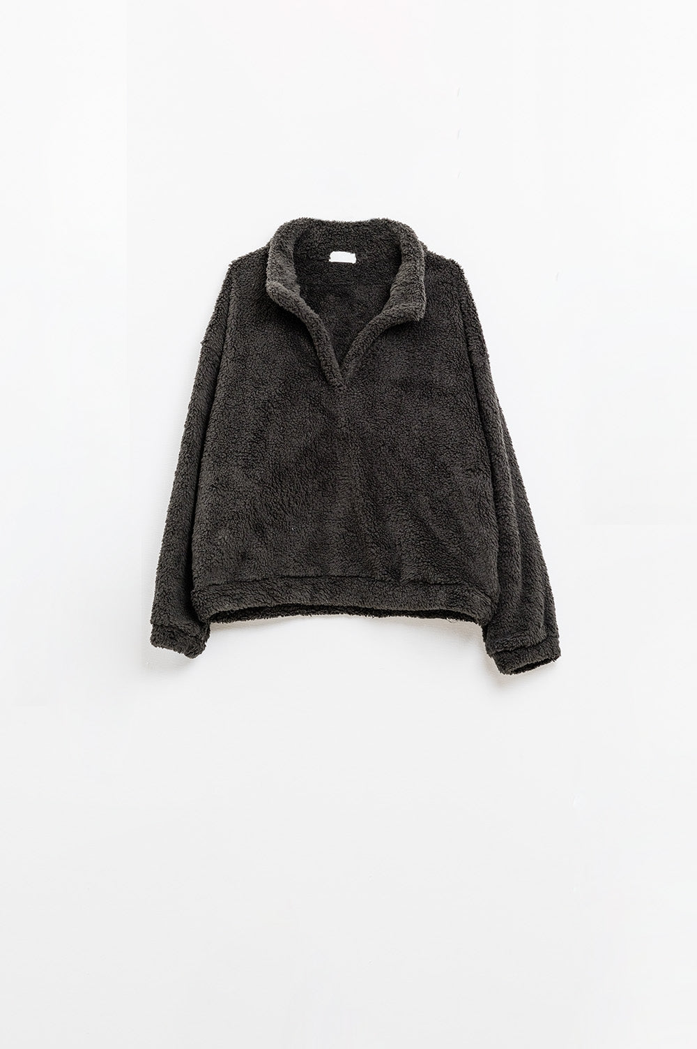 Q2 Jersey negro de cuello de pico